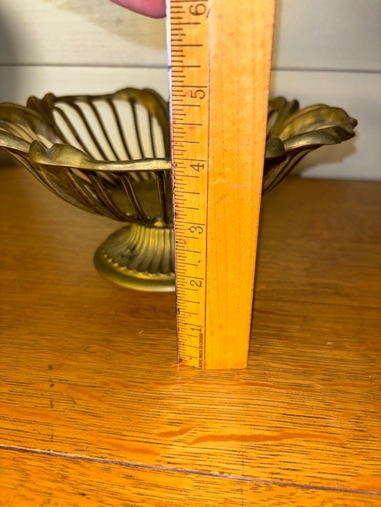 VINTAGE BRASS FRUIT BOWL Gold Tone Pedestal Ornate Metal Dish - Picture 9 of 9